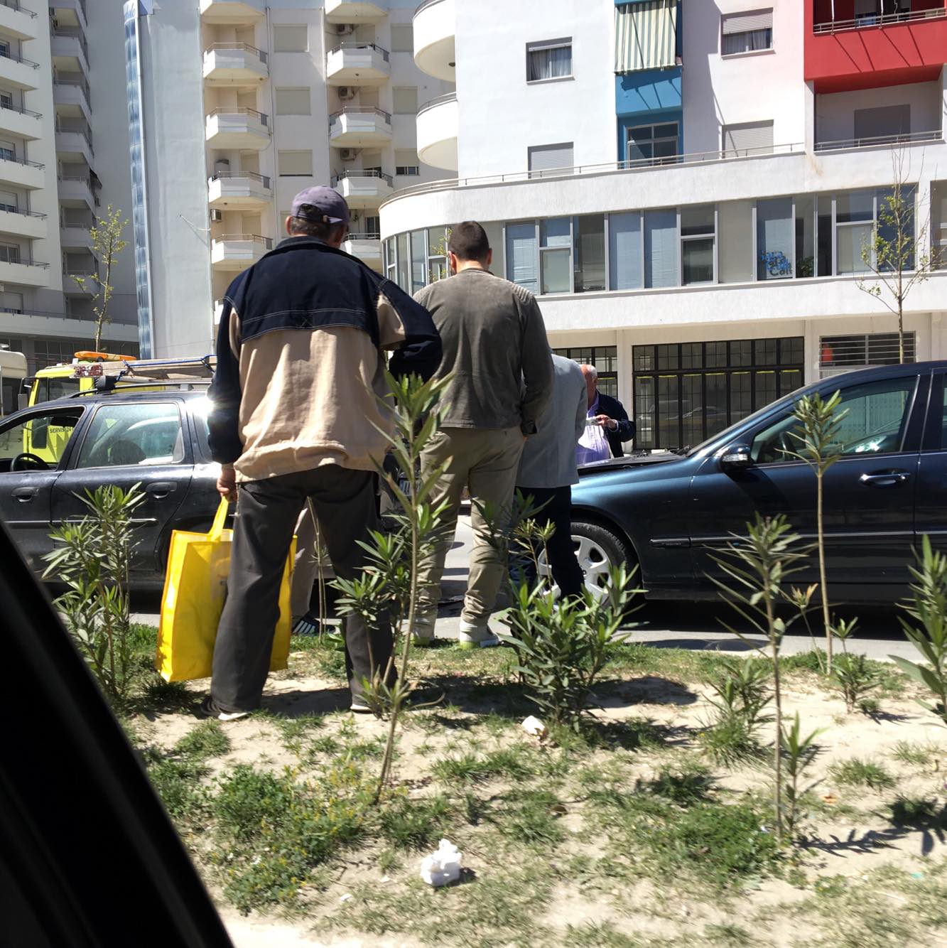 Përplasen tre makina, plagoset një vajzë