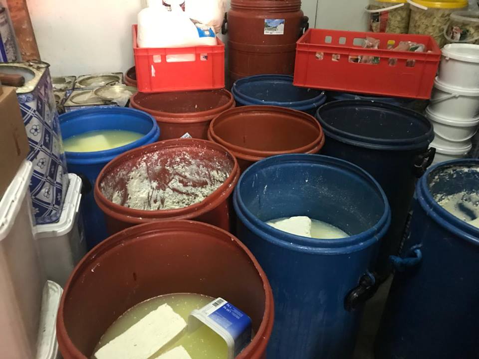 Bllokohen 395 kg djathë me mikrobe në autostradën Tiranë-Durrës