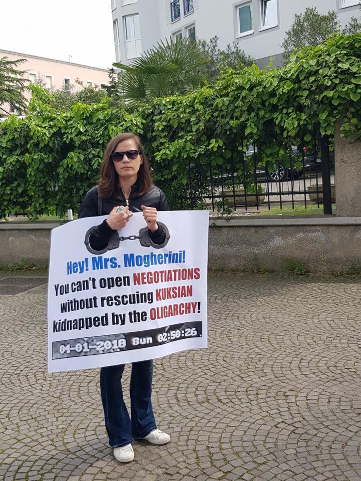 “Zonja Mogherini mos çel negociatat pa liruar kuksianët”