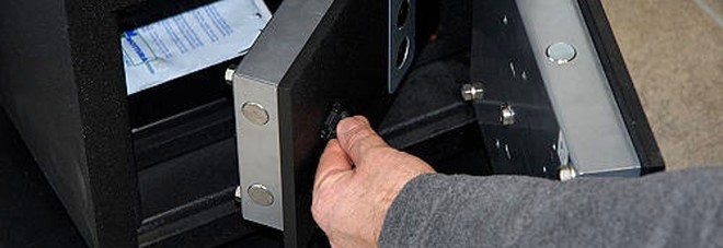 Boshatisin kasafortën e prindërve dhe ikin me 600 mijë euro, arrestohet çifti i të rinjve