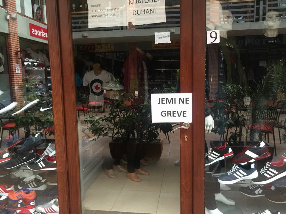 Biznesi i vogël në protestë, dyqanet ulin qepenat: Jemi në grevë! (FOTO)