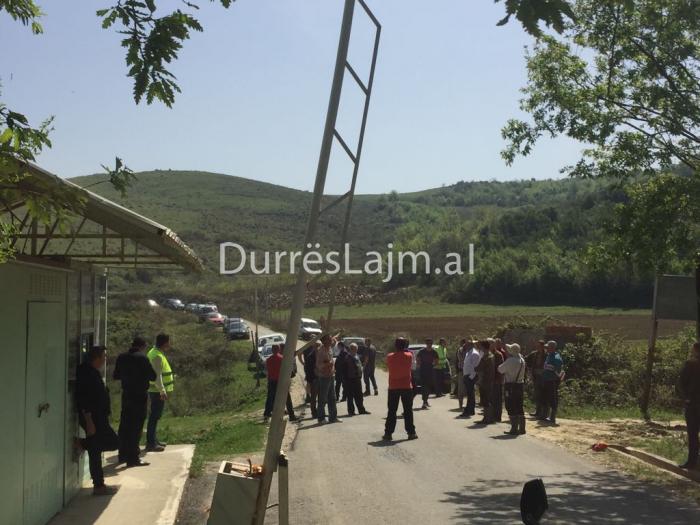 Durrës, banorët protestojnë kundër vendosjes së traut me pagesë (FOTO & VIDEO)