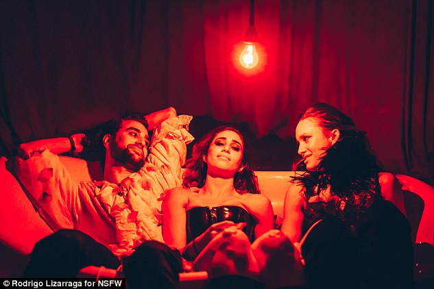 Nga Dëshmitar i Jehovait në pronar, kushtet e çuditshme për të hyrë në klubin e natës