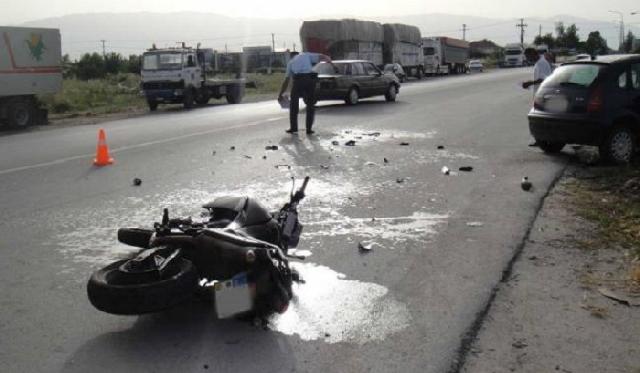 “Benz”-i përplaset me motorin në Durrës, 2 të plagosur, 1 në pranga