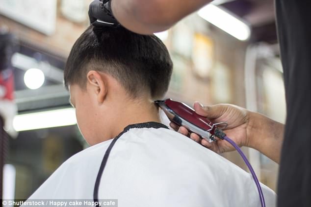 Ndëshkoi 10-vjeçarin duke e qethur, dënohet me burg berberi