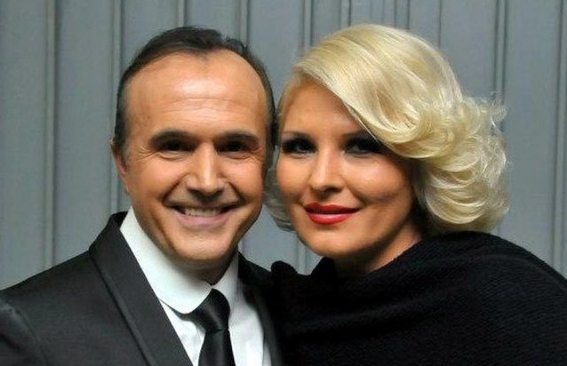 Shtatzënë në moshën 50-vjeçare, këngëtarja shqiptare surprizon burrin live në ekran