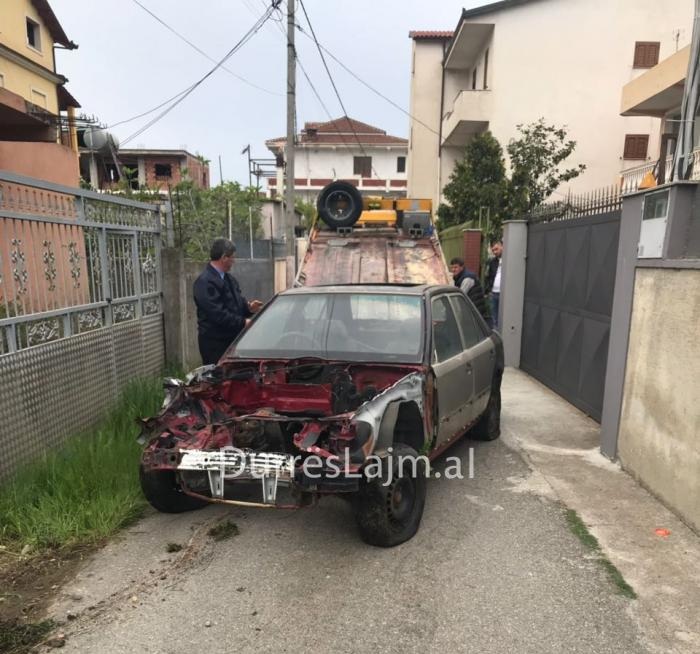 &#8220;Mollë sherri&#8221; prej 15 vitesh mes dy familjeve në Durrës, autoritetet largojnë makinën (FOTO)