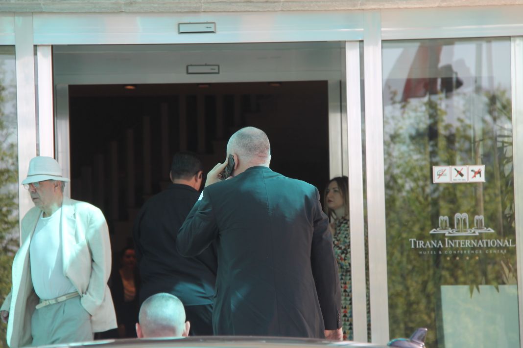 FOTO/ Asambleja e PS-së, kush i shoqëron ministrat e deputetët