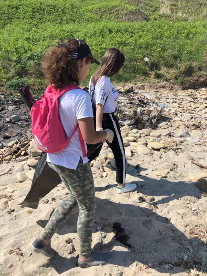 Vajza e ministrit i bashkohet aksionit për pastrimin e bregdetit të Durrësit (FOTO)