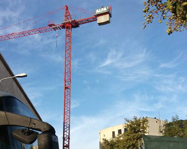 Burrë e grua kalojnë natën mbi vinç, kërcënojnë sërish: Do hidhemi!