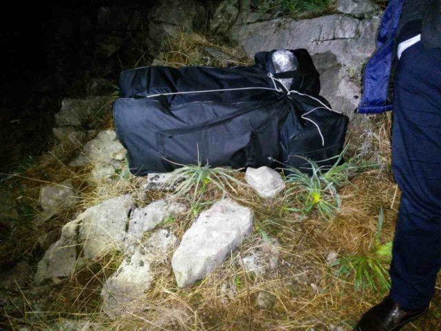 Çantën plot me drogë drejt Greqisë, trafikantët pikasin policinë dhe …