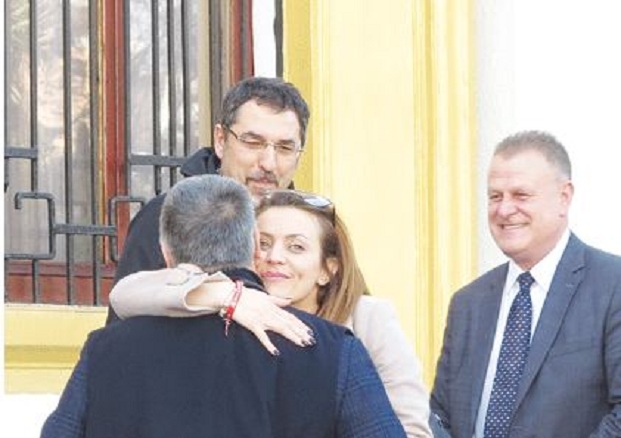 Dashuri në kohërat e pushtetit, ministra e deputetë të përqafuar dhe të lumtur me njëri-tjetrin