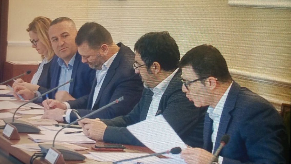 Iu ndalua hyrja në SHBA, Doshi shkon në Kuvend, ja çfarë iu thotë gazetarëve