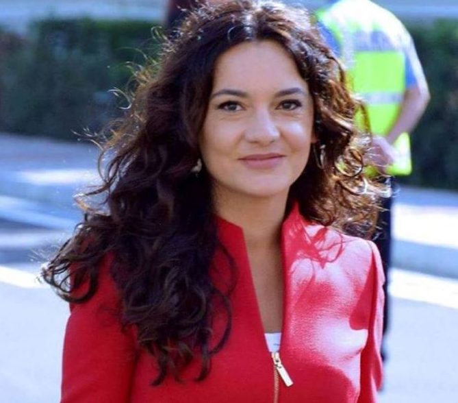 Deputetja Elisa Spiropali me makinë super-luksoze (FOTO)