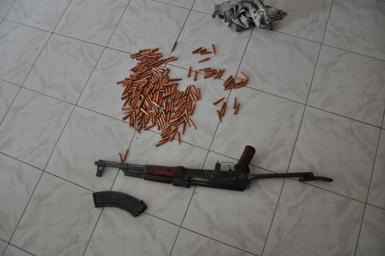 18-vjeçari lëvizte me automatik në “Benz”, policia e kap në flagrancë