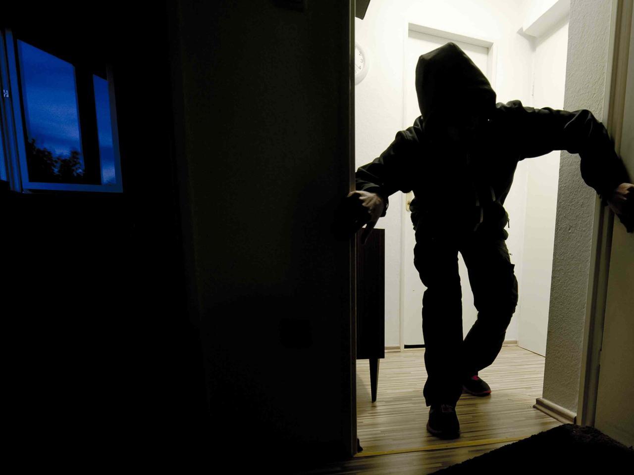 Dy makina luksoze, lekë dhe euro, hajdutët vjedhin dy të huaj në Golem