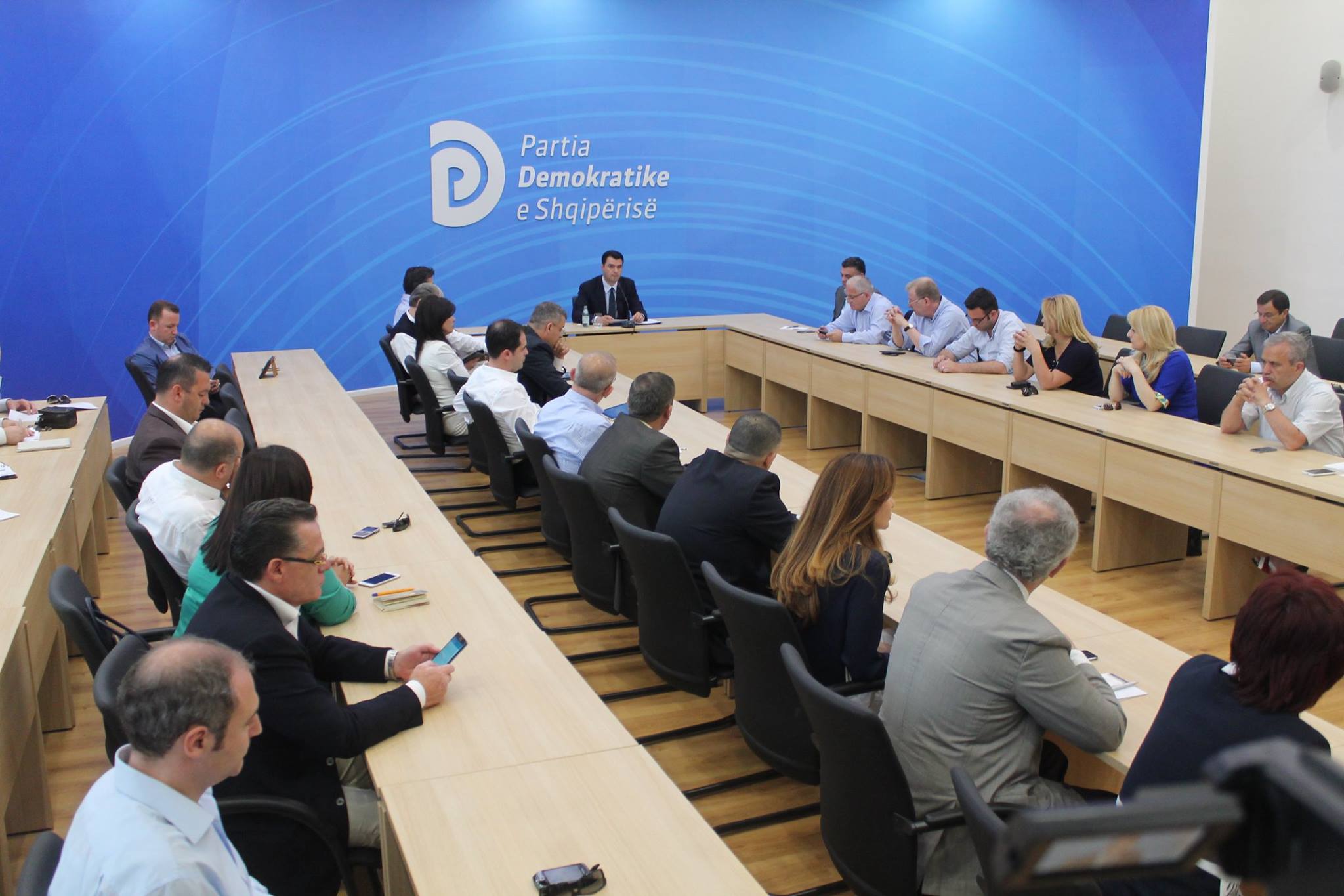 Mbledhja e PD/ Basha: Të gjithë në krah të njerëzve