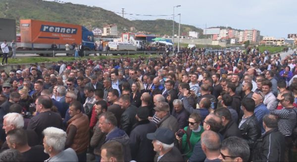 Bllokimi i rrugëve nga protesta, policia procedon deputetë pjesëmarrës dhe qytetarë