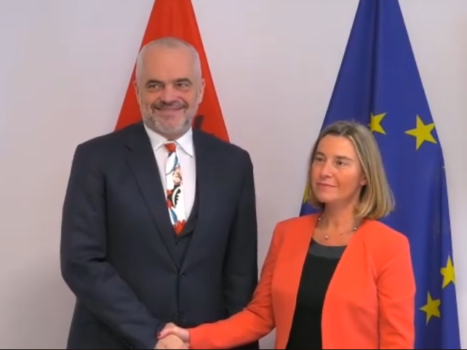 Pas rekomandimit pozitiv, Mogherini mbërrin në Tiranë