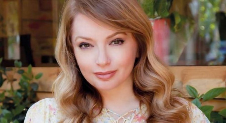 Rovena Dilo incident në skenë, zbulon pjesët intime (FOTO)