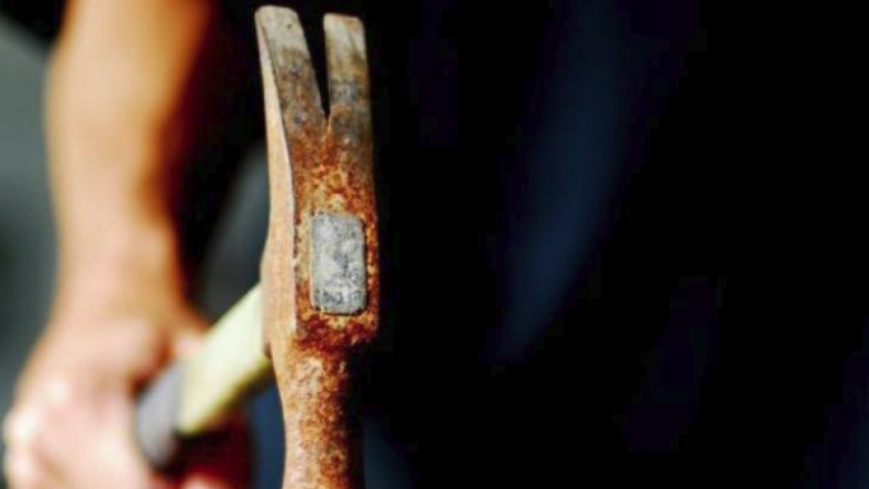 Burri vret bashkëjetuesen, e goditi disa herë me çekiç në kokë