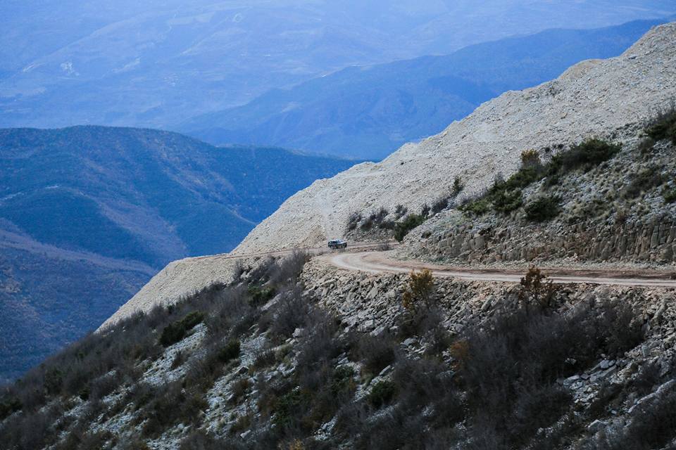 5 persona bllokohen në malin e Tomorit, evakuohen me helikopter
