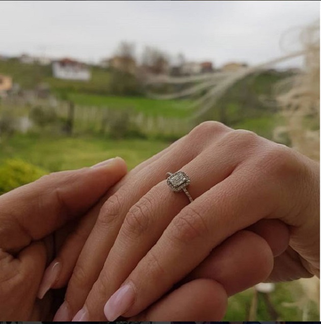 U fejua papritur, këngëtari i njohur zbulon vajzën që i rrëmbeu zemrën