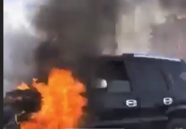 VIDEO/ Përfshihet nga flakët makina luksoze në Durrës