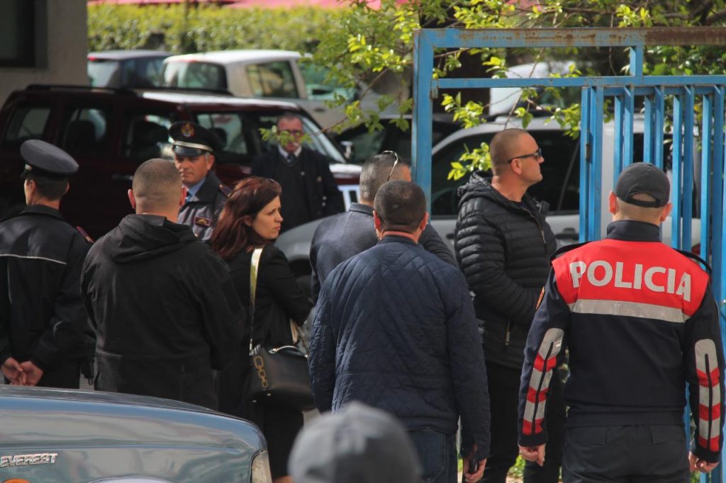 E rrethuar nga policia, del gjyqtarja që dha vendimin për protestuesit