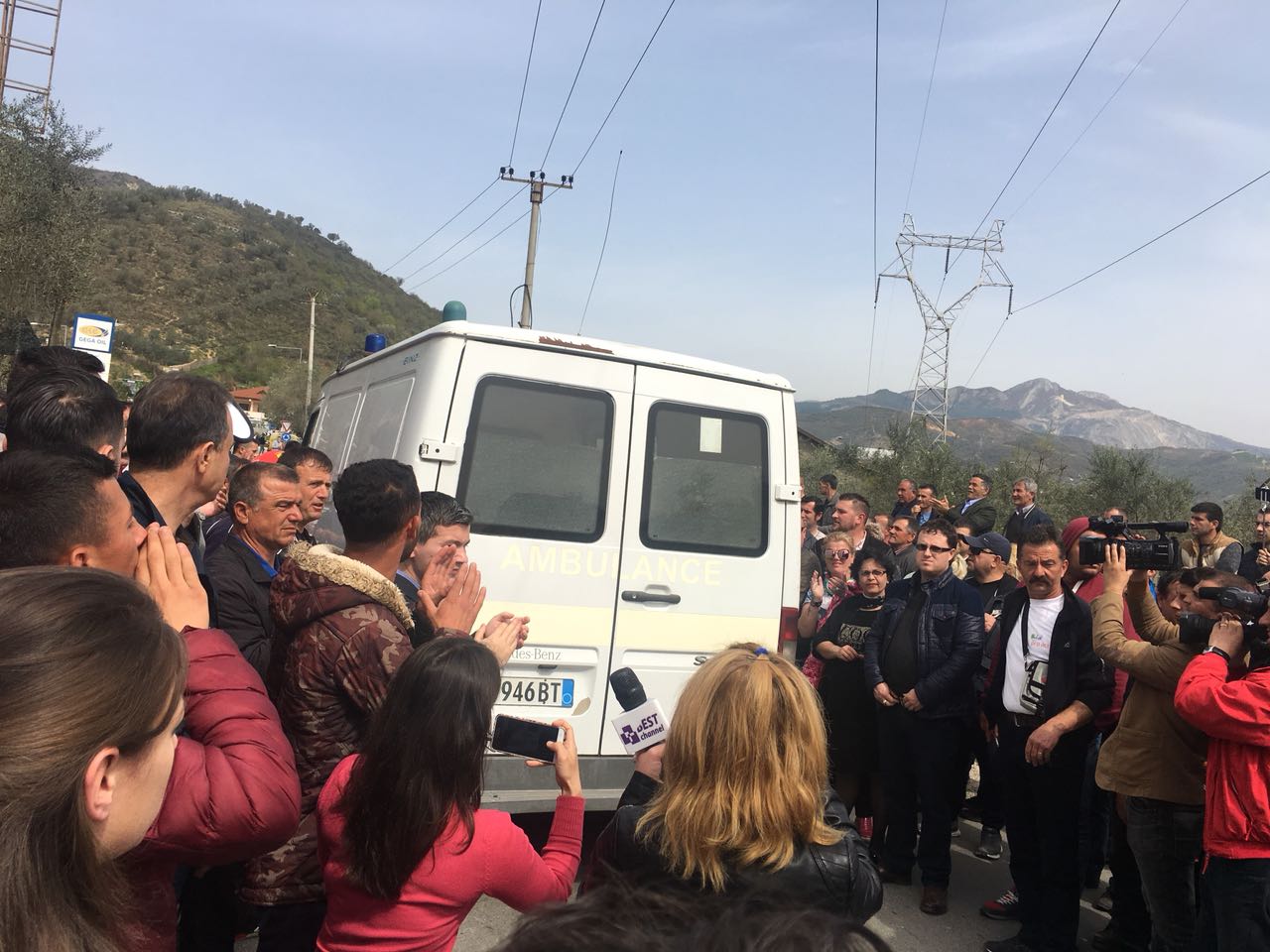 I sëmuri me urgjencë drejt Tiranës, protestuesit i hapin rrugën