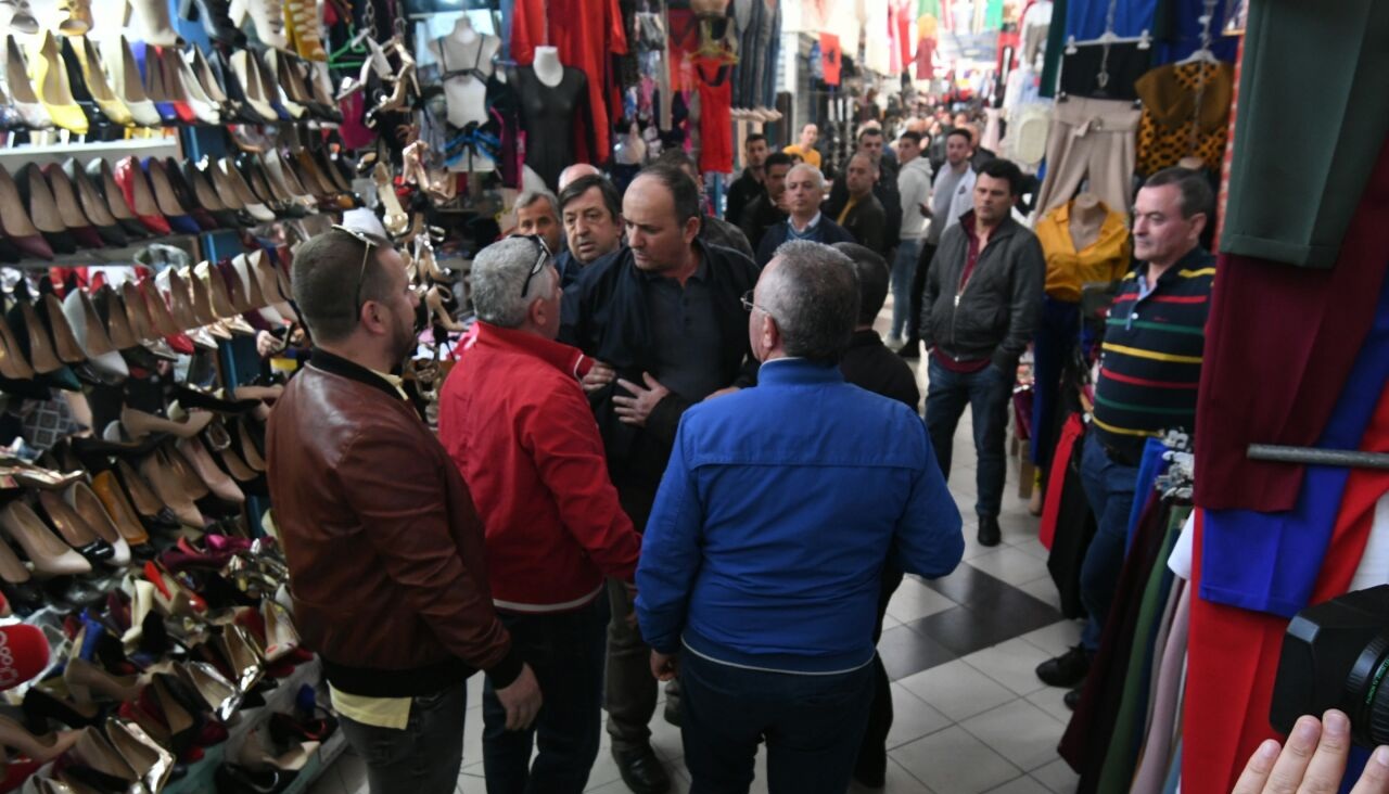 Konflikti tek tregu, deputeti i LSI sqaron sherrin: Ndërhyra unë ndërsa kolegët e mi u fshehën