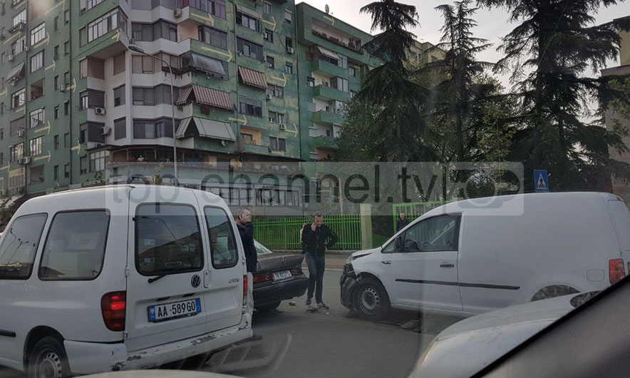 Përplasen 3 makina te “Pallati me Shigjeta” (FOTO)