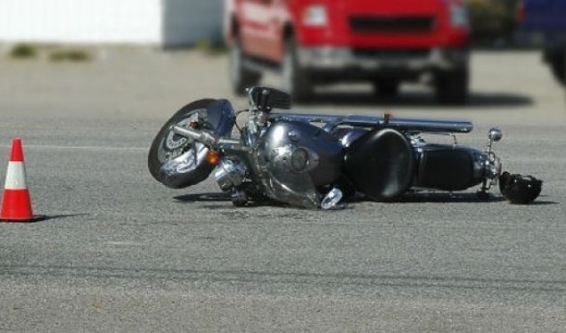 Motori përplaset me autobusin e turistëve, 2 të plagosur (EMRAT)