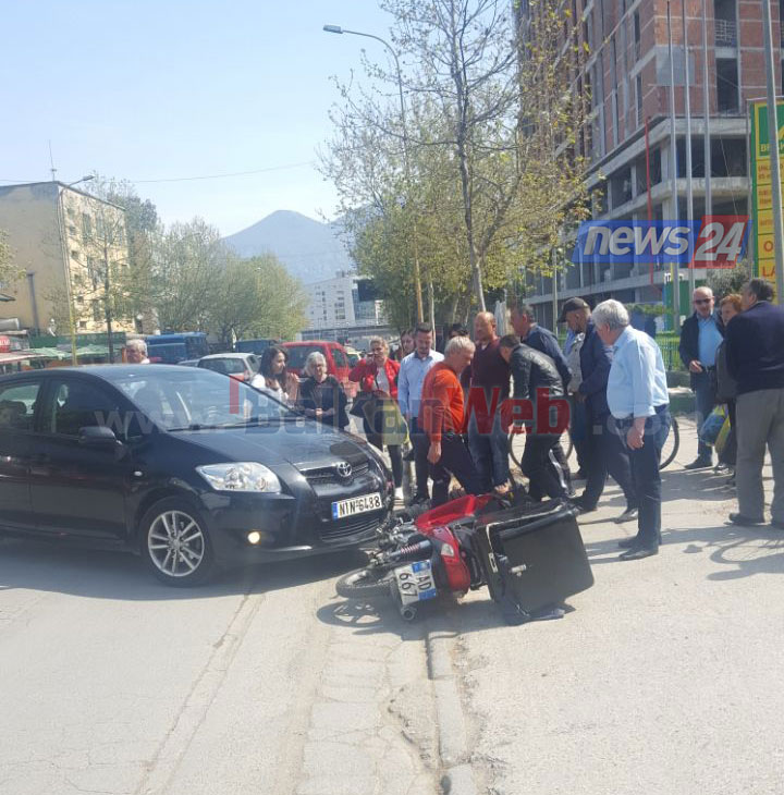 FOTO/ Makina përplas motorrin e picave