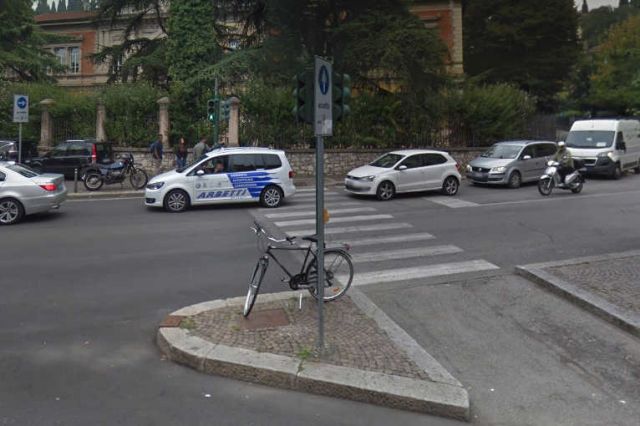 Turisti shqiptar përplaset nga një “Land Rover” në Itali