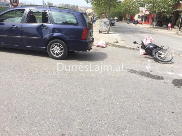 Aksident te stadiumi në Durrës, përplaset makina me motorin (FOTO)