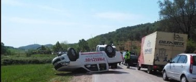 Aksident i rëndë/ Përmbyset makina, vdes shoferi