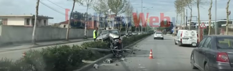 Aksident i frikshëm, makina përplaset me shtyllën dhe hipën sipër trafikndarëses