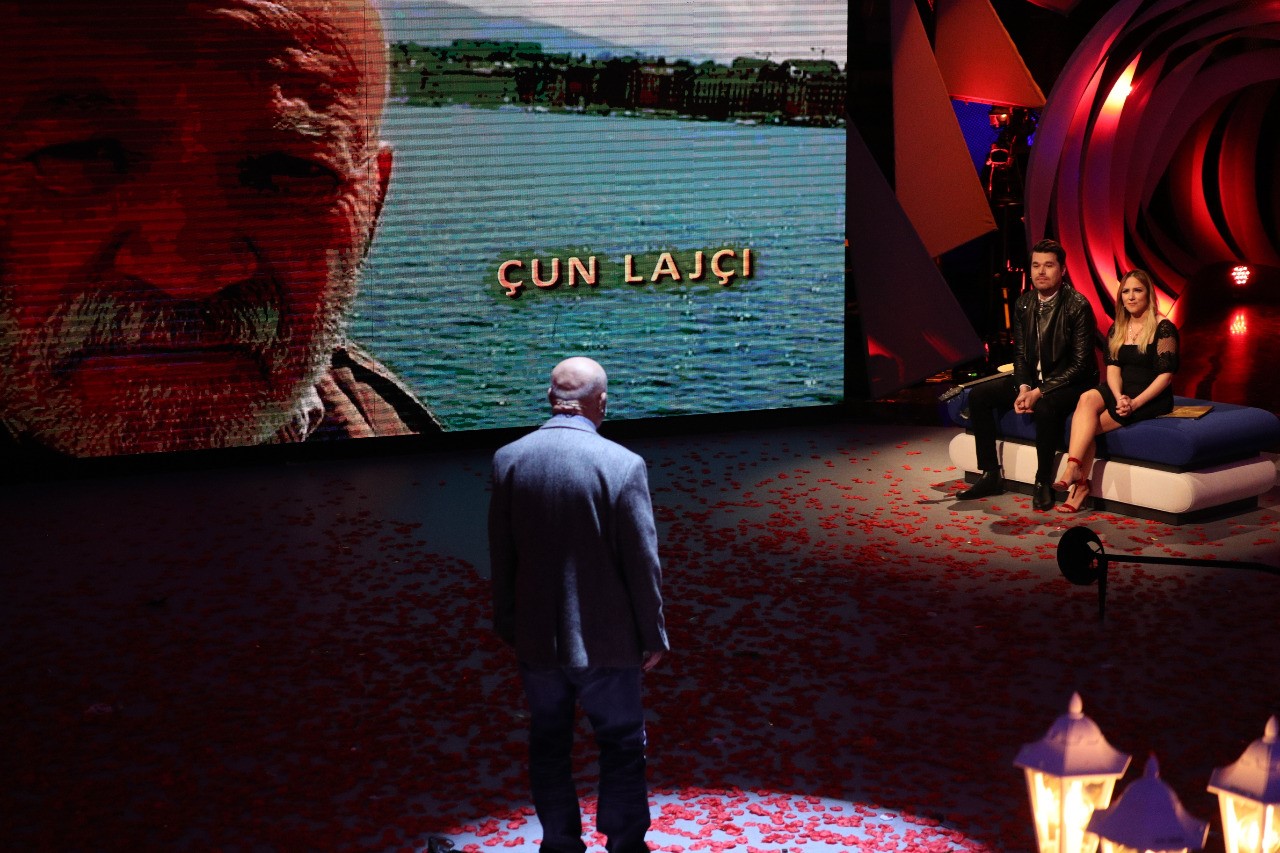 Poezia e babait emocionon Alban Skënderajn… kur nuk kishte folur me familjen prej 1 muaji