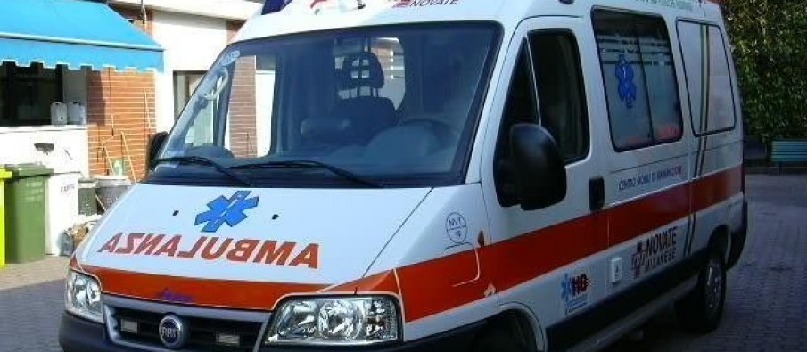 Persona me maska dhunojnë mjekun në ambulancë