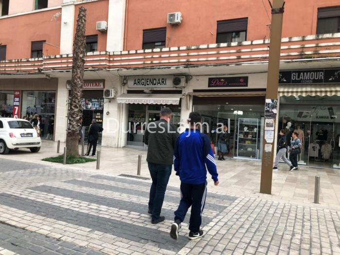 DETAJET/ Si u grabit argjendaria në Durrës, ja çfarë morën maskat (FOTO)