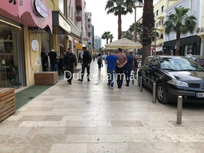 Durrës, grabitësit kërcënuan shitësen me elektroshok