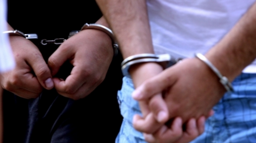 EMRAT/ Merrnin ryshfet për regjistrimin e makinave, arrestohen 2 zyrtarë