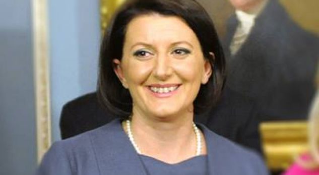 Transformohet ish-presidentja (FOTO)