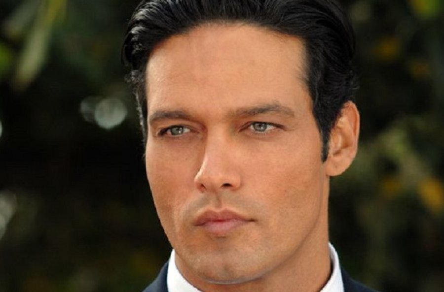 Seks-simboli italian shfaqet i shpërfytyruar (FOTO)