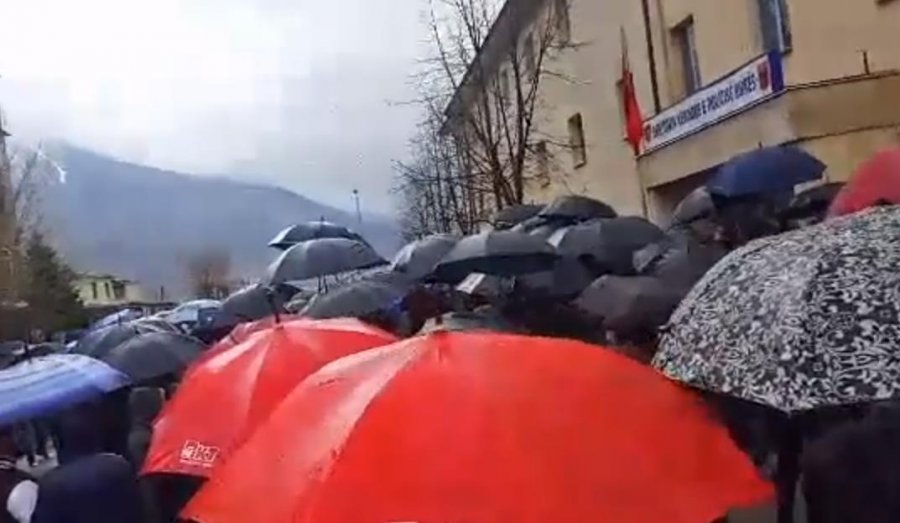 Kukësi dyndet para komisariatit të Policisë: Lironi djemtë tanë! Rama ik! (VIDEO)
