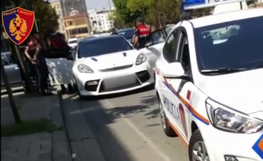 Tre të rinj me “Porsche” me shpejtësi e të pabindur, policia qëllon me armë