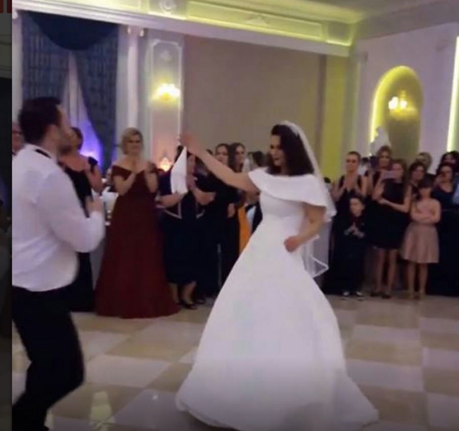 Ministrja shqiptare fton qeverinë në dasmë, nusja e vëllait është asistentja e saj (FOTO)