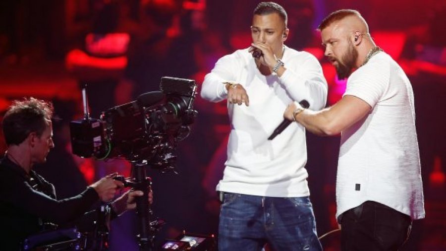 Festivali shqiptar fton dy reperë antisemitë që tallen me Aushvicin, reagojnë mediat zvicerane