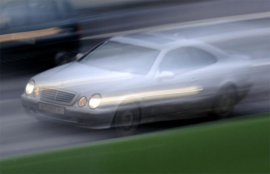 Shqiptari ‘fluturon’ në autostradë me “Benz”-in luksoz, arrestohet